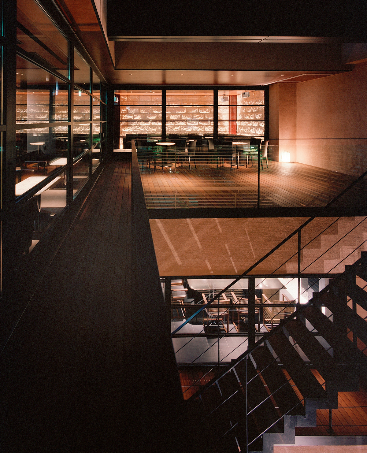 オテル ドゥ 四季：4階のテラスから内側のラウンジバーを見る。開口部は、天気がよいときはフルオープンにできる。